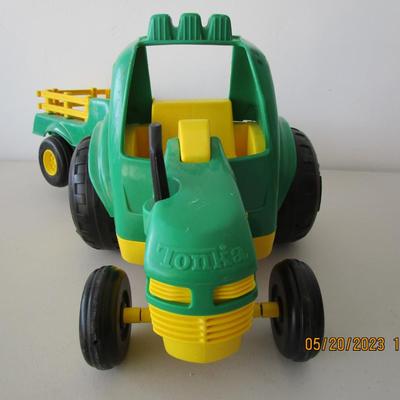 #32 John Deer Tractor and Trailer toy, plastic