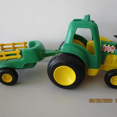 #32 John Deer Tractor and Trailer toy, plastic