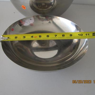 #47 Large stainless steel mixing bowl and serving bowl 