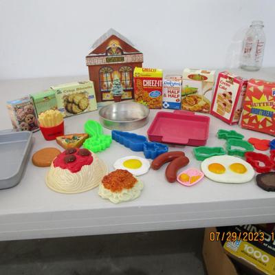 #71 Cafe box w/ pretend food boxes,  pretend food, play baking dishes
