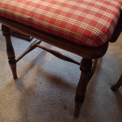Solid Wood Spindle Back Sitting Chair