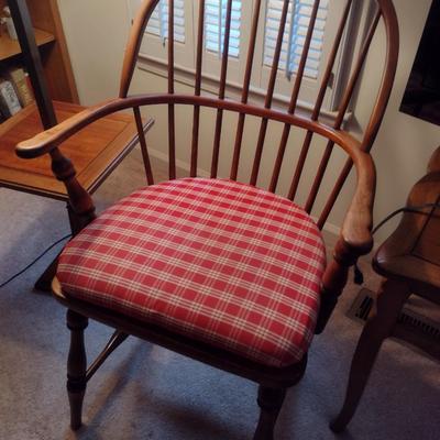 Solid Wood Spindle Back Sitting Chair