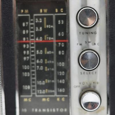 Vintage Magnavox Portable Radio