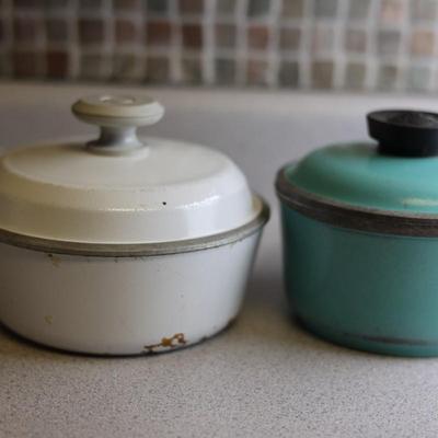 Club Vintage Teal & White Pots W/ Lids