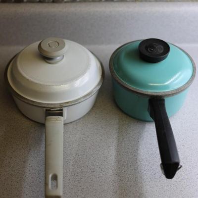 Club Vintage Teal & White Pots W/ Lids