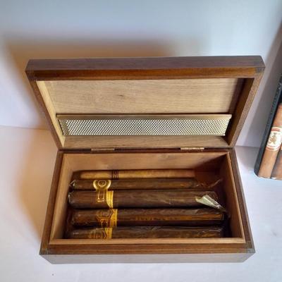 Woodsmen Wooden Cigar Humidor Box with cigar companion book
