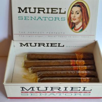Muriel Senators Cigar box with vintage Colibri Mono gas tabletop lighter