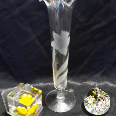 Beautiful etched glass Daffodil vase with two art deco MCM paper weights