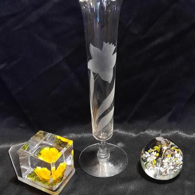 Beautiful etched glass Daffodil vase with two art deco MCM paper weights