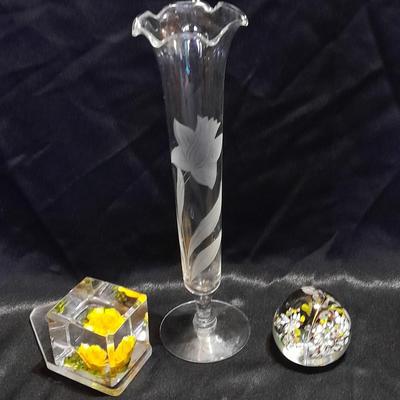 Beautiful etched glass Daffodil vase with two art deco MCM paper weights