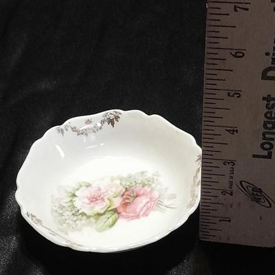 George and Martha Washington Salt and Pepper Shakers with porcelain hat pin holder and RW Bavaria small dish