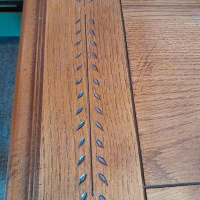 Wood side / End table with carved leaf design comes with black lamp