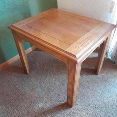 Wood side / End table with carved leaf design comes with black lamp