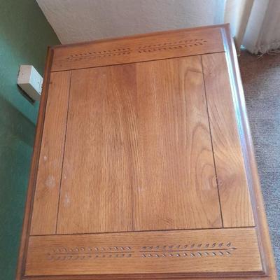 Wood side / End table with carved leaf design comes with black lamp