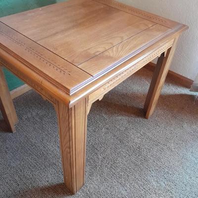 Wood side / End table with carved leaf design comes with black lamp