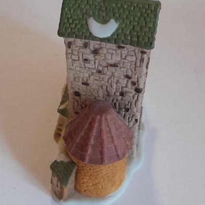 David Winter The cat pipe Inn and RETIRED Department 56 "Dickens' Village Mill