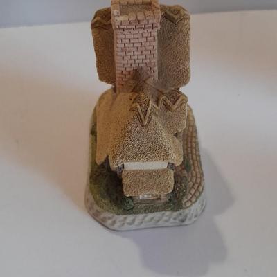 David Winter The cat pipe Inn and RETIRED Department 56 "Dickens' Village Mill