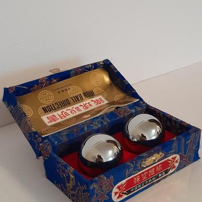 Baoding balls with case - Musical chime balls