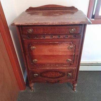 Antique chest of drawers