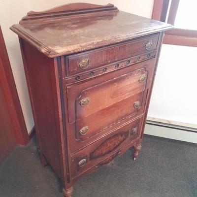 Antique chest of drawers