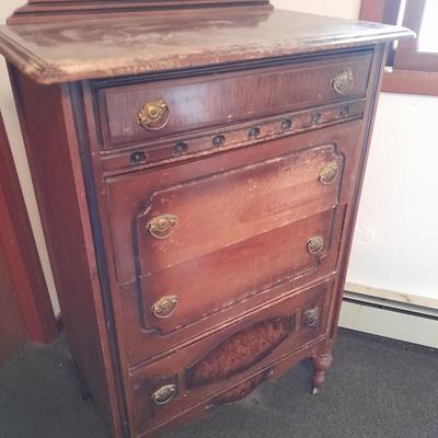 Antique chest of drawers