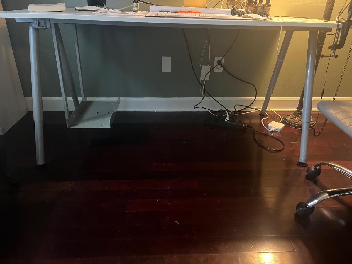 Manual desk that raises