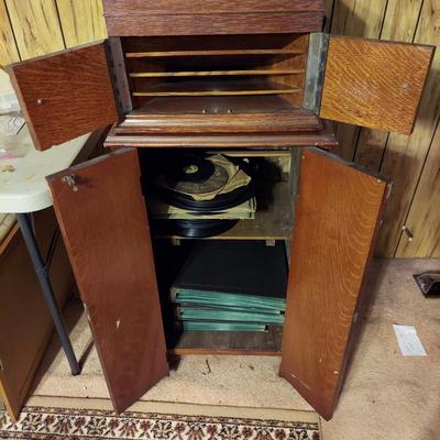 Victor Victrola VV-IX and 78s (LR-MG)