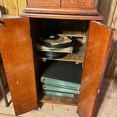Victor Victrola VV-IX and 78s (LR-MG)