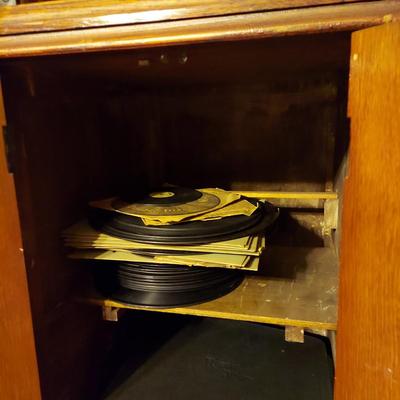 Victor Victrola VV-IX and 78s (LR-MG)