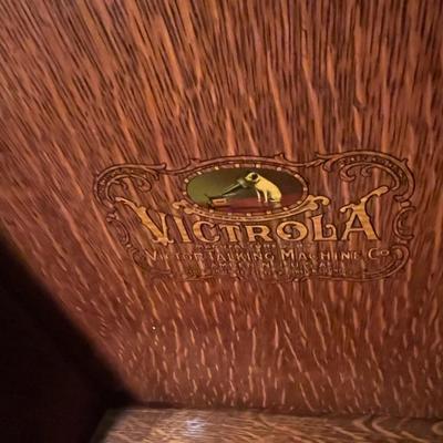 Victor Victrola VV-IX and 78s (LR-MG)