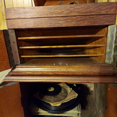 Victor Victrola VV-IX and 78s (LR-MG)