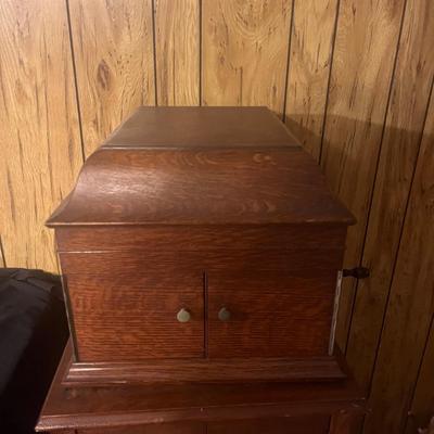 Victor Victrola VV-IX and 78s (LR-MG)