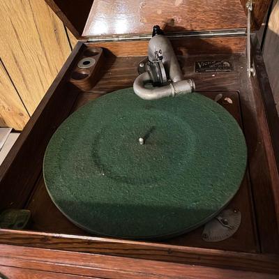 Victor Victrola VV-IX and 78s (LR-MG)