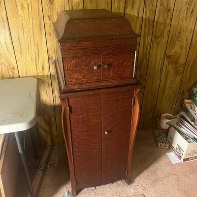 Victor Victrola VV-IX and 78s (LR-MG)