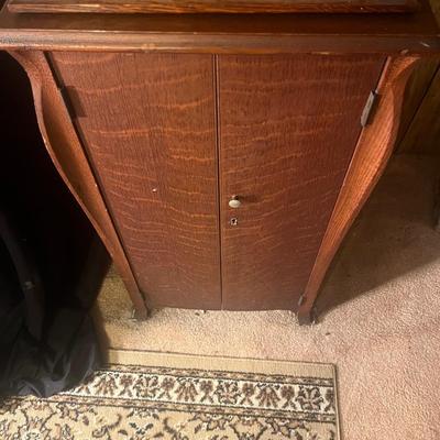 Victor Victrola VV-IX and 78s (LR-MG)