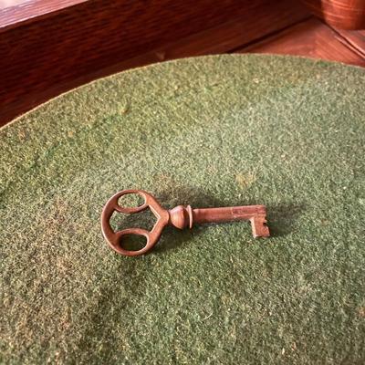 Victor Victrola VV-IX and 78s (LR-MG)