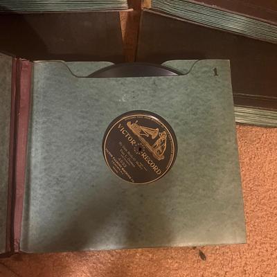 Victor Victrola VV-IX and 78s (LR-MG)