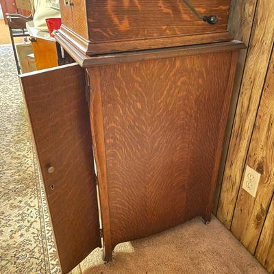 Victor Victrola VV-IX and 78s (LR-MG)