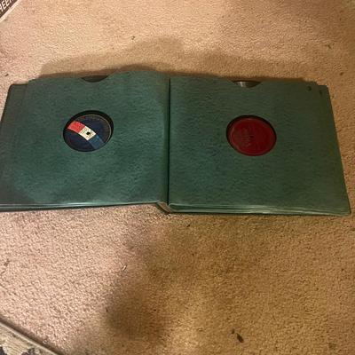 Victor Victrola VV-IX and 78s (LR-MG)