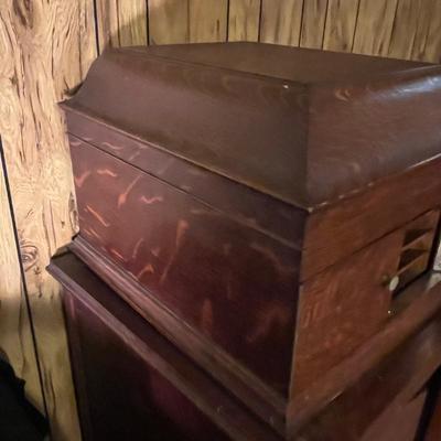 Victor Victrola VV-IX and 78s (LR-MG)