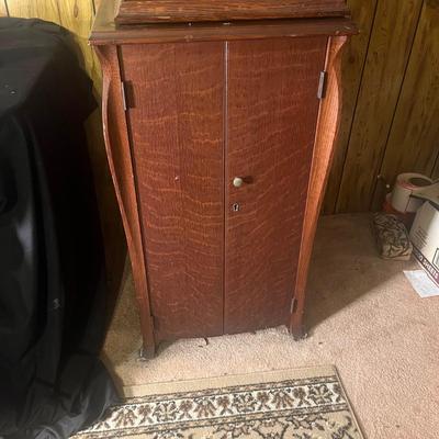 Victor Victrola VV-IX and 78s (LR-MG)