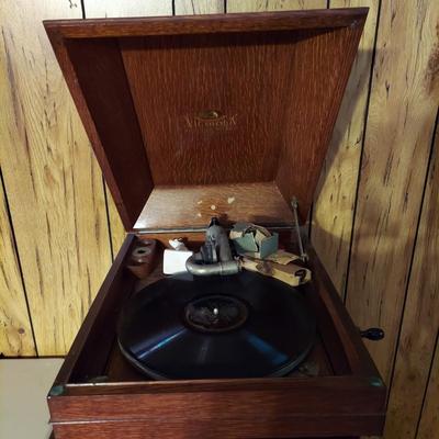 Victor Victrola VV-IX and 78s (LR-MG)