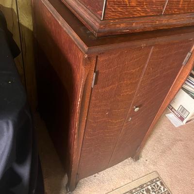 Victor Victrola VV-IX and 78s (LR-MG)