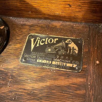 Victor Victrola VV-IX and 78s (LR-MG)