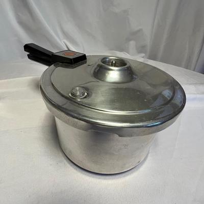 Cast Iron Skillets, Corning Ware & More (K-RG)