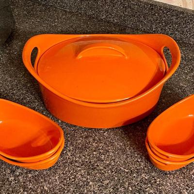 Rachel Ray covered casserole dish with 4 smalls