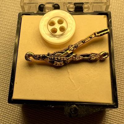 Gold Tie Pins, Brooches & More (K-RG)