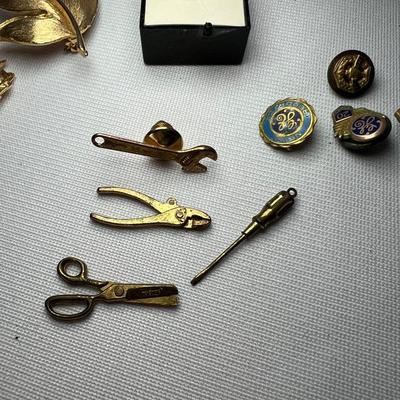 Gold Tie Pins, Brooches & More (K-RG)