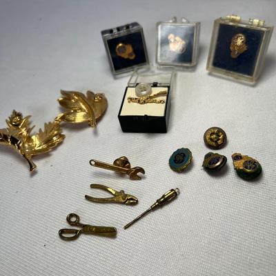 Gold Tie Pins, Brooches & More (K-RG)
