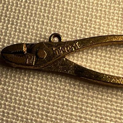 Gold Tie Pins, Brooches & More (K-RG)